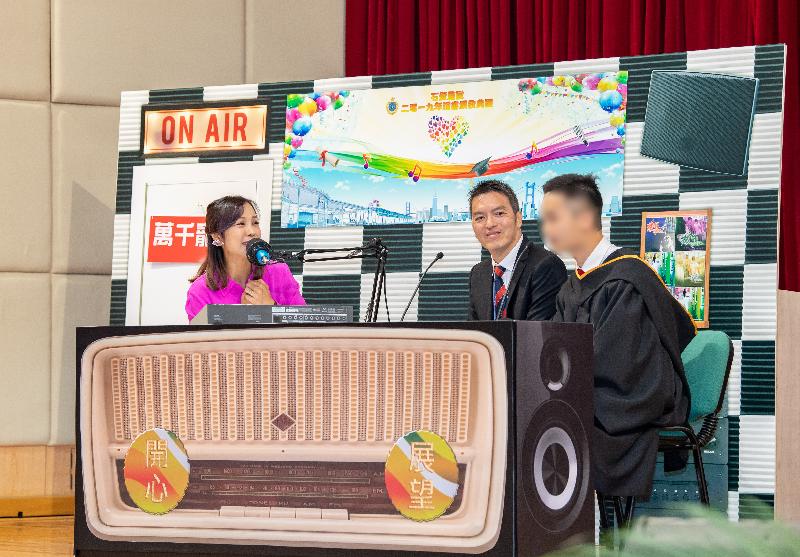 A total of 102 persons in custody in Shek Pik Prison of the Correctional Services Department were presented with scholastic certificates at a ceremony today (October 30) in recognition of their study efforts and academic achievements. Photo shows radio host Ms Vivian Yip (first left) taking part in a live broadcast with a person in custody (first right).