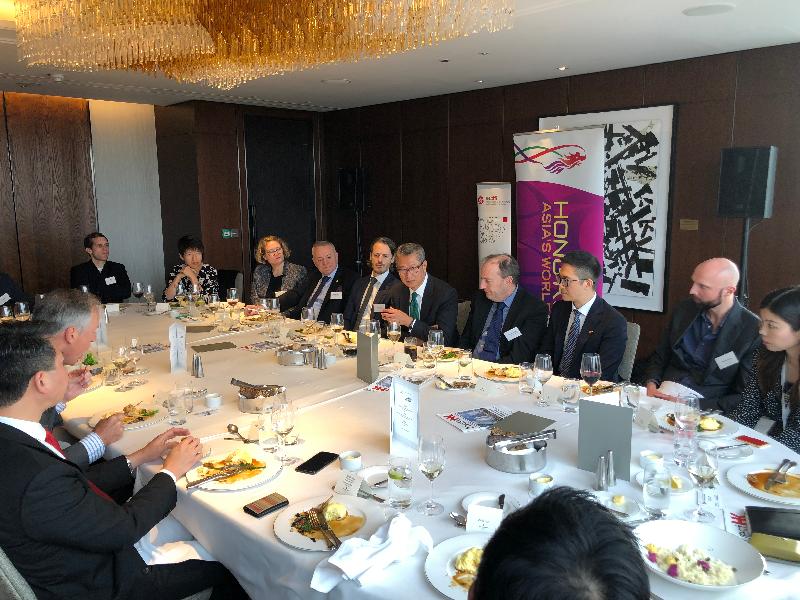 財政司司長陳茂波（右五）十月三十日（倫敦時間）在英國倫敦出席一個有關資產及財富管理的午餐會。