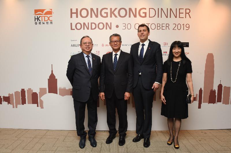 The Financial Secretary, Mr Paul Chan, attended the Hong Kong Dinner in London, the United Kingdom, organised by the Hong Kong Trade Development Council (HKTDC) on October 30 (London time). Photo shows Mr Chan (second left); the UK Economic Secretary to the Treasury, Mr John Glen (second right); the Chairman of the HKTDC, Dr Peter Lam (first left); and the Executive Director of the HKTDC, Ms Margaret Fong (first right), in a group photo. 