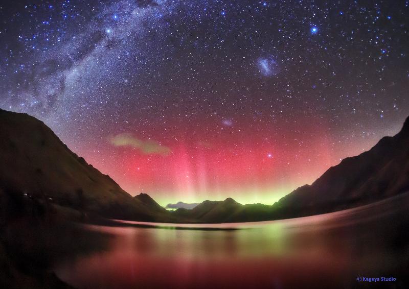The Hong Kong Space Museum's new sky show, "Sky Tour: Window on the Universe", will be launched starting from tomorrow (November 1). The still from the film shows the aurora australis in New Zealand. When charged particles of the solar wind collide with the Earth's atmosphere, atoms or molecules in the atmosphere are ionised or excited, creating light to form the aurora. In the Northern Hemisphere, the aurora is known as aurora borealis, which dances in the night sky in high latitude areas such as Iceland and Alaska. The southern counterpart is known as aurora australis, which illuminates the far south in the Southern Hemisphere.