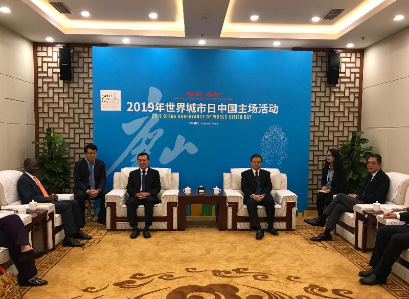 The Secretary for Development, Mr Michael Wong, attended the 2019 World Cities Day Forum in Tangshan, Hebei Province, today (October 31). Photo shows Mr Wong (first right) meeting the Vice Minister of Housing and Urban-Rural Development, Mr Ni Hong (third left); the Vice Governor of Hebei Province, Mr Zhang Gujiang (third right); and the Deputy Executive Director of the United Nations Human Settlements Programme, Mr Victor Kisob (first left), before attending the forum.