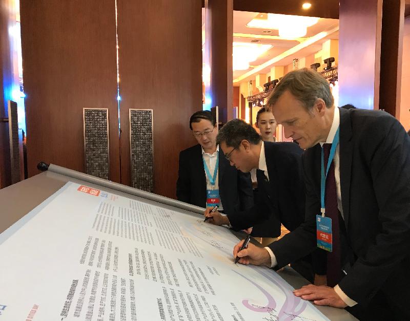 The Secretary for Development, Mr Michael Wong, attended the 2019 World Cities Day Forum in Tangshan, Hebei Province, today (October 31). Photo shows Mr Wong (second right) signing the "Tangshan Initiative for Urban Transformation and Innovative Development". Beside Mr Wong is the Director General of the Federal Ministry for the Environment, Nature Conservation and Nuclear Safety of Germany, Dr Karsten Sach (first right).
