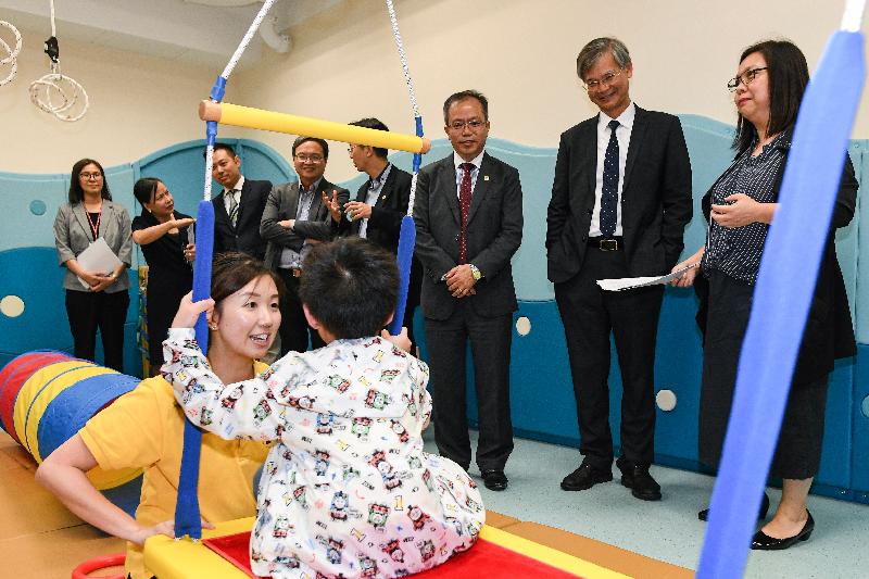 The Secretary for Labour and Welfare, Dr Law Chi-kwong, visited Heep Hong Society Lei Yue Mun Centre this afternoon (October 31). Photo shows Dr Law (second right), accompanied by the Chief Executive Officer of Heep Hong Society, Mr Peter Au Yeung (third right), being briefed on sensory integration training provided by the centre for children with special needs.
