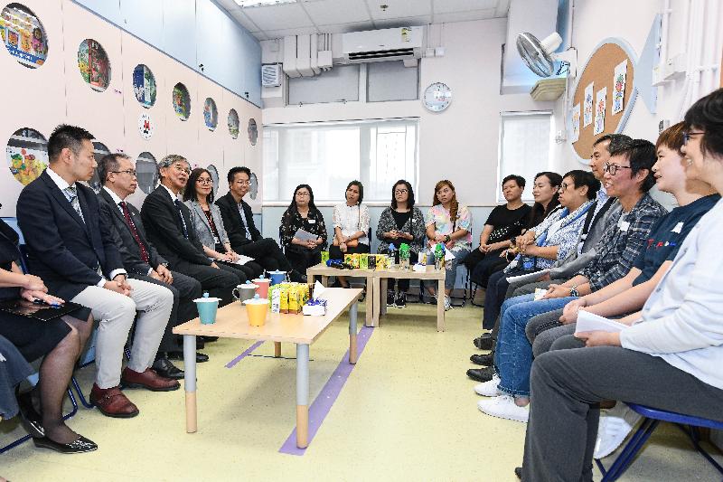 The Secretary for Labour and Welfare, Dr Law Chi-kwong, visited Heep Hong Society Lei Yue Mun Centre this afternoon (October 31). Photo shows Dr Law (third left) exchanging views with the centre's staff and parents to learn more about how the pre-school to adult support services and after school support could relieve their burden of taking care of their children.