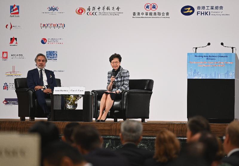 The Chief Executive, Mrs Carrie Lam, attended the Joint Business Community Luncheon at the Hong Kong Convention and Exhibition Centre today (October 31). Photo shows Mrs Lam (right) exchanging views with representatives of the business sector during the question-and-answer session.