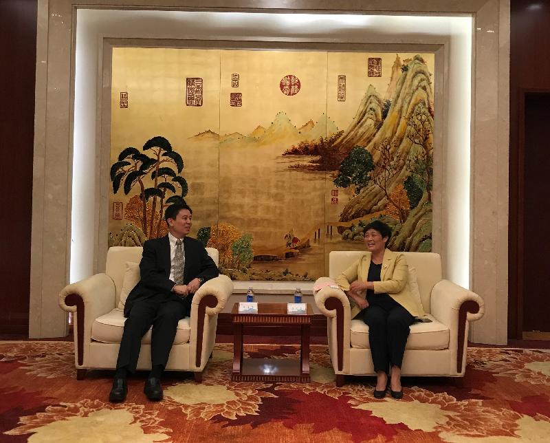 The Director of the Hong Kong Economic and Trade Office in Wuhan, Mr Vincent Fung (left), met with the Vice Mayor of Xianning Municipality, Ms Wang Fanfei, on October 28 during his visit to Chibi in Xianning Municipality, Hubei Province.