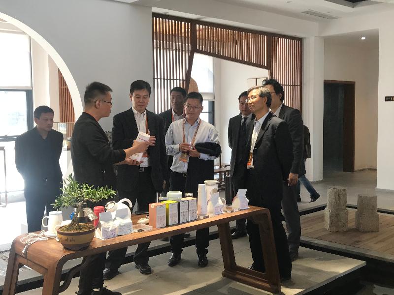 The Director of the Hong Kong Economic and Trade Office in Wuhan, Mr Vincent Fung (front row, second left), visited a Hong Kong-invested enterprise, on October 29 during his visit to Chibi in Xianning Municipality, Hubei Province.