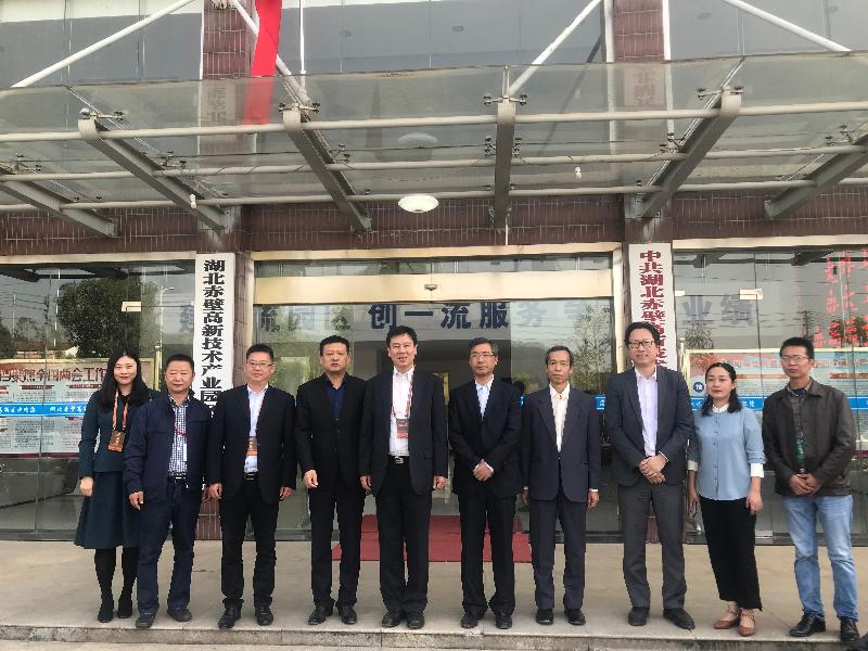 The Director of the Hong Kong Economic and Trade Office in Wuhan, Mr Vincent Fung (fifth left), is pictured with the Director of the Chibi High-tech Industrial Park Administrative Committee, Mr Xiong Xinnian (fourth left), after luncheon on October 29 during his visit to Chibi in Xianning Municipality, Hubei Province.