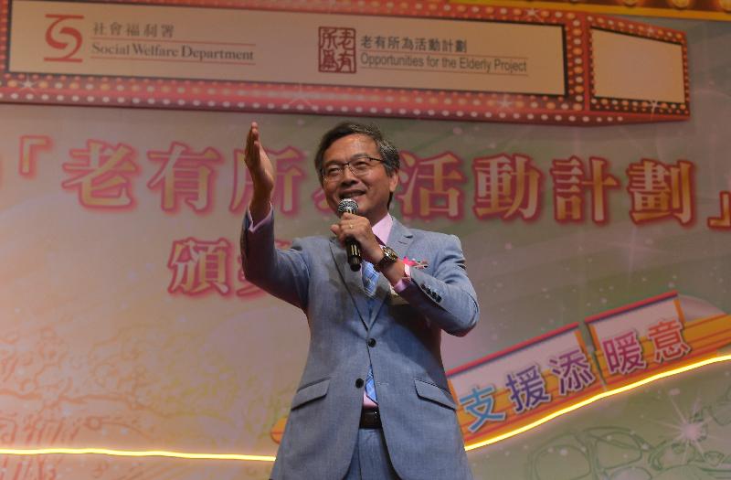 The Chairman of the Elderly Commission, Dr Lam Ching-choi, provides words of encouragement at the 2019 Opportunities for the Elderly Project Award Presentation Ceremony today (November 1).
