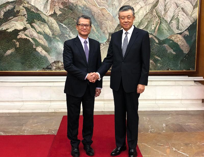 財政司司長陳茂波（左）十月三十一日（倫敦時間）在英國倫敦禮節性拜會中國駐英國大使劉曉明。