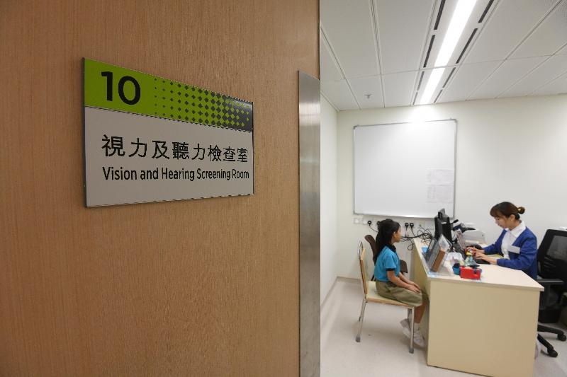 The West Kowloon Government Offices Student Health Service Centre under the Family and Student Health Branch of the Department of Health officially opens today (November 1) to offer health promotion and disease prevention services for primary and secondary school students. Photo shows a student who has enrolled in the Student Health Service having a health assessment.