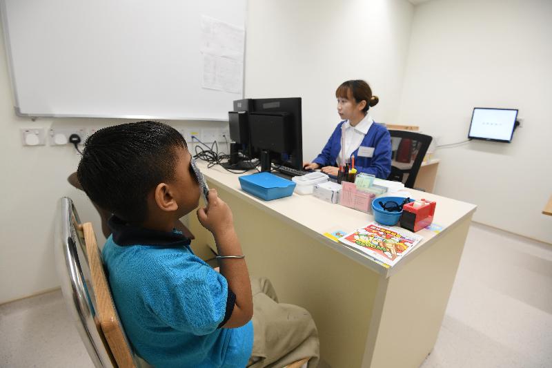 The West Kowloon Government Offices Student Health Service Centre under the Family and Student Health Branch of the Department of Health officially opens today (November 1) to offer health promotion and disease prevention services for primary and secondary school students. Photo shows a student who has enrolled in the Student Health Service having a health assessment.