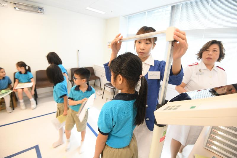 The West Kowloon Government Offices Student Health Service Centre under the Family and Student Health Branch of the Department of Health officially opens today (November 1) to offer health promotion and disease prevention services for primary and secondary school students. Photo shows students who have enrolled in the Student Health Service having health assessment.