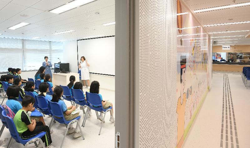 The West Kowloon Government Offices Student Health Service Centre (SHSC) under the Family and Student Health Branch of the Department of Health officially opens today (November 1) to offer health promotion and disease prevention services for primary and secondary school students. Health talks on specific topics and health education through various means will be conducted regularly in the SHSC.