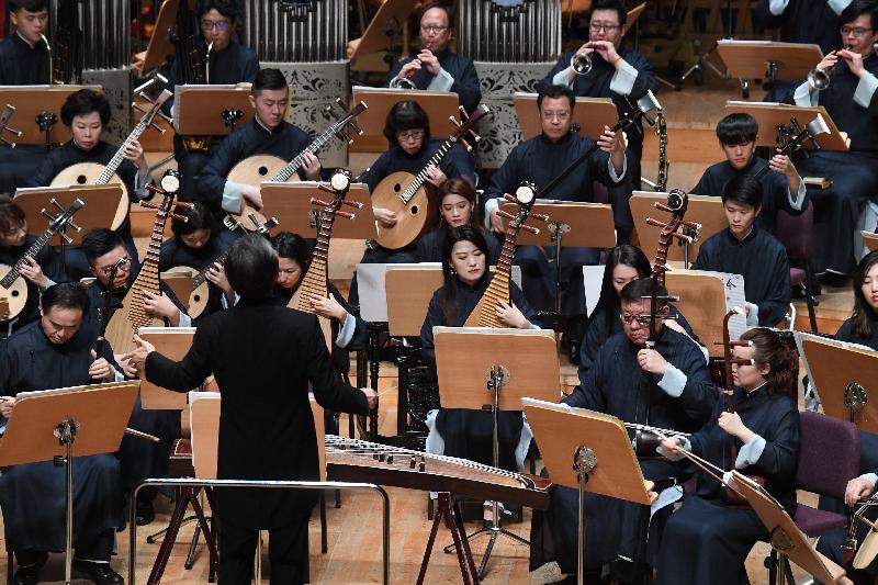 「香港節2019－－藝匯上海」今晚（十一月一日）在上海交響樂團音樂廳揭幕。圖示開幕節目香港中樂團「都會交響」音樂會，由樂團藝術總監閻惠昌執棒，以經典名家及跨越傳統為主題，為觀眾表演多首經典曲目。