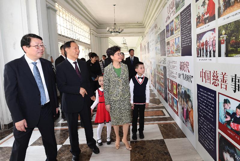 行政长官林郑月娥（左三）今日（十一月一日）在上海参观中国福利会。旁为中国福利会主席王家瑞（左二）。