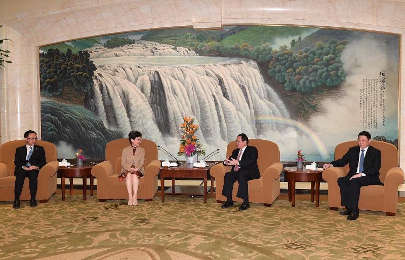 The Chief Executive, Mrs Carrie Lam (second left), meets the Secretary of the CPC Shanghai Municipal Committee, Mr Li Qiang (second right), in Shanghai today (November 1). The Secretary for Constitutional and Mainland Affairs, Mr Patrick Nip (first left), and the Mayor of Shanghai, Mr Ying Yong (first right), also attended.