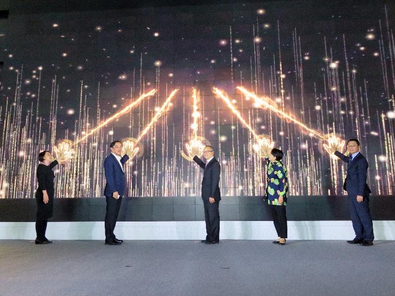 民政事务局局长刘江华（中）今日（十一月二日）在上海主持「光影双城」电影文物展及电影放映开幕典礼。