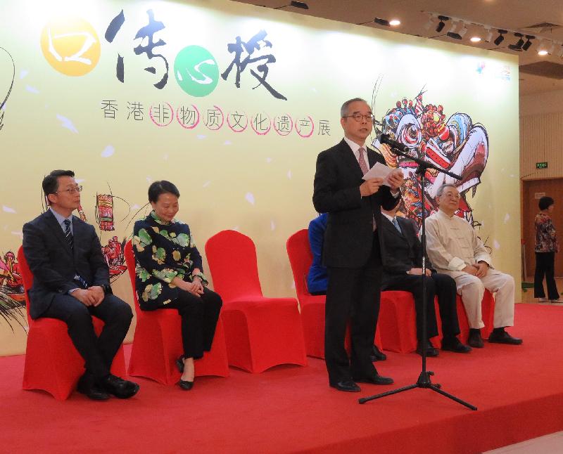 民政事務局局長劉江華今日（十一月二日）在上海出席「口傳心授：香港非物質文化遺產展」開幕典禮時致辭。