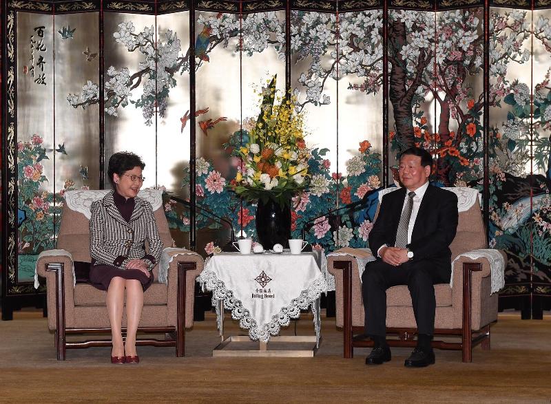 The Chief Executive, Mrs Carrie Lam (left), meets the Secretary of the CPC Jiangsu Provincial Committee, Mr Lou Qinjian (right), in Nanjing today (November 2).
