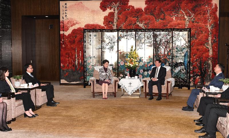 The Chief Executive, Mrs Carrie Lam (third left), meets the Secretary of the CPC Jiangsu Provincial Committee, Mr Lou Qinjian (second right), in Nanjing today (November 2). The Secretary for Constitutional and Mainland Affairs, Mr Patrick Nip (second left), and Vice Governor of Jiangsu Province Mr Fan Jinlong  (first right) also attended.
