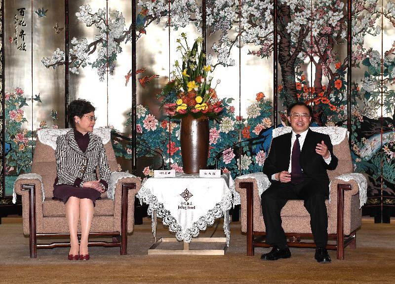 The Chief Executive, Mrs Carrie Lam (left), meets the Governor of Jiangsu Province, Mr Wu Zhenglong (right), in Nanjing today (November 2).