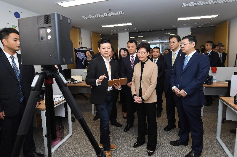 行政長官林鄭月娥今日（十一月三日）在南京參觀「青享家 ∙ 蘇港（國際）青年創新創業基地」。圖示林鄭月娥（前排右二）與青年企業家交流。