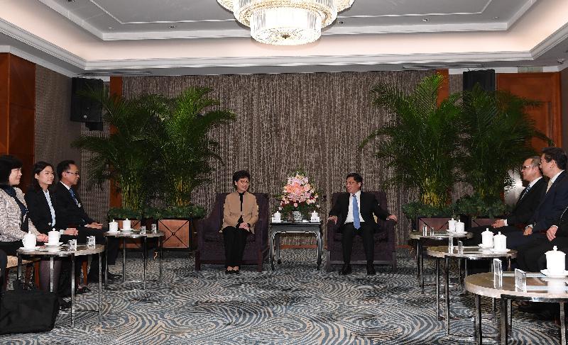 行政長官林鄭月娥（左四）今日（十一月三日）在南京與南京市委書記張敬華（右三）會面。政制及內地事務局局長聶德權（左三）亦有出席。