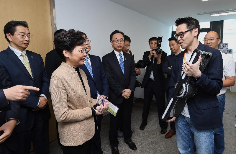 The Chief Executive, Mrs Carrie Lam, visited YOUTH SYNERGY+ youth innovation entrepreneurship base in Nanjing today (November 3). Photo shows Mrs Lam (second left) chatting with young entrepreneurs. Looking on is the Secretary for Constitutional and Mainland Affairs, Mr Patrick Nip (fourth left).
