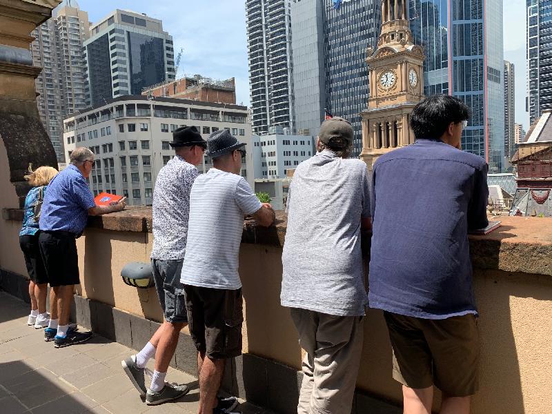 香港駐悉尼經濟貿易辦事處所在的香港樓昨日（悉尼時間十一月三日）再一次參與Sydney Open。訪客從香港樓五樓露台欣賞悉尼市政廳的建築特色。