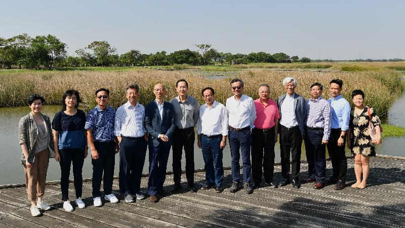 The Non-official Members of the Executive Council (ExCo Non-official Members) today (November 4) visited wetlands in the Deep Bay area and nearby brownfield sites. The Convenor of the ExCo members, Mr Bernard Chan (sixth left), and ExCo Non-official Members Mr Ip Kwok-him (centre), Mr Tommy Cheung (fifth right), Mr Joseph Yam (fourth right), Mr Ronny Tong (fourth left), Dr Lam Ching-choi (sixth right) and Mr Kenneth Lau (third left) are pictured at the Mai Po Nature Reserve with the Secretary for the Environment, Mr Wong Kam-sing (fifth left), and the Director of Agriculture, Fisheries and Conservation, Dr Leung Siu-fai (third right).