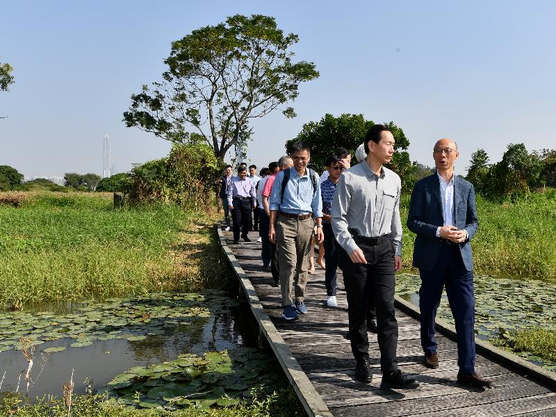 The Non-official Members of the Executive Council (ExCo Non-official Members) today (November 4) visited wetlands in the Deep Bay area and nearby brownfield sites. Photo shows the ExCo Non-official Members visiting the Mai Po Nature Reserve.