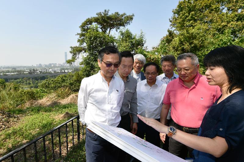 The Non-official Members of the Executive Council (ExCo Non-official Members) today (November 4) visited wetlands in the Deep Bay area and nearby brownfield sites. Photo shows the ExCo Non-official Members being briefed on the distribution and profile of brownfield sites in the New Territories by officials from the Development Bureau.