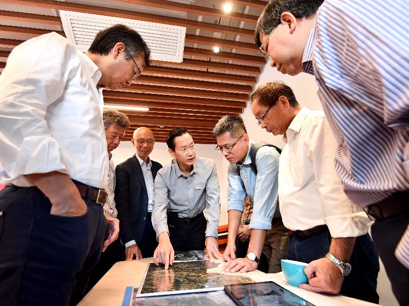 The Non-official Members of the Executive Council (ExCo Non-official Members) today (November 4) visited wetlands in the Deep Bay area and nearby brownfield sites. Photo shows the ExCo Non-official Members being briefed on the city's conservation efforts for wetlands by officials from the Environment Bureau.
