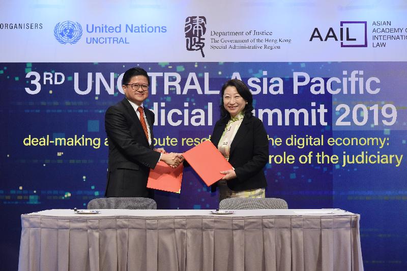 The Secretary for Justice, Ms Teresa Cheng, SC (right), and the Secretary-General of the Office of the Judiciary of Thailand, Mr Sarawut Benjakul (left), sign a Memorandum of Understanding at the 3rd UNCITRAL Asia Pacific Judicial Summit today (November 4) to forge closer co-operation between Hong Kong and Thailand on issues relating to dispute avoidance and resolution, and to facilitate development of the related services.