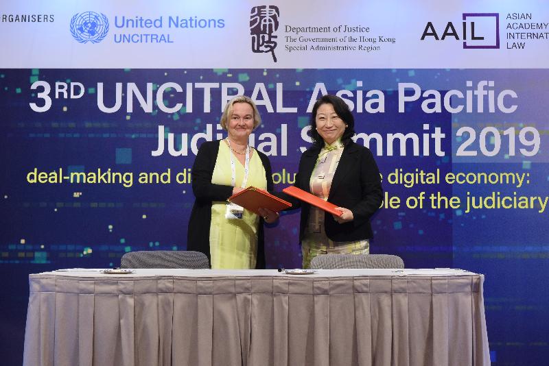 The Secretary for Justice, Ms Teresa Cheng, SC (right), and the Director of International Trade Law Division of United Nations, Ms Anna Joubin-Bret (left), sign a Memorandum of Understanding at the 3rd UNCITRAL Asia Pacific Judicial Summit today (November 4) for collaboration in the field of international trade law.

