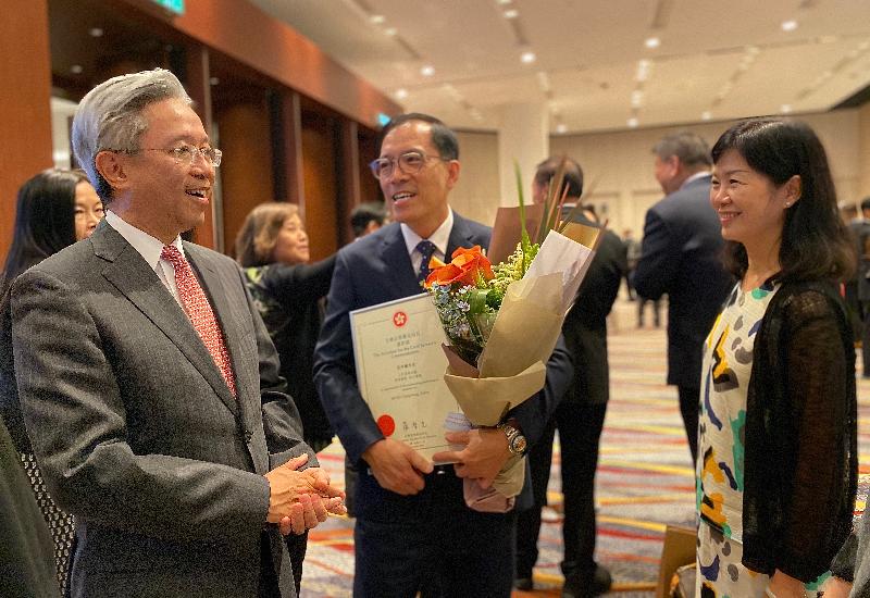 公務員事務局局長羅智光（左）今日（十一月五日）在公務員事務局局長嘉許狀頒發典禮祝賀獲獎的公務員。