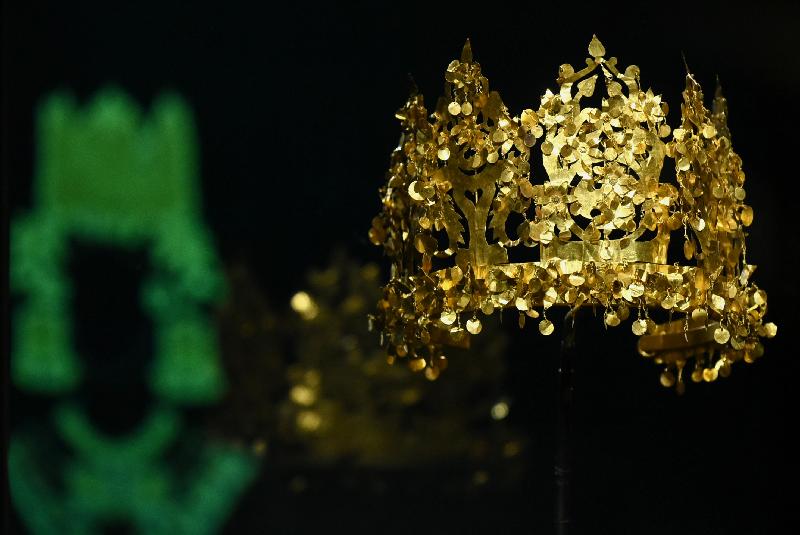 「塵封璀璨──阿富汗古文物」展覽開幕典禮今日（十一月五日）在香港歷史博物館舉行。圖示蒂拉丘地出土，華麗的黃金王冠（公元二十五年至五十年）。