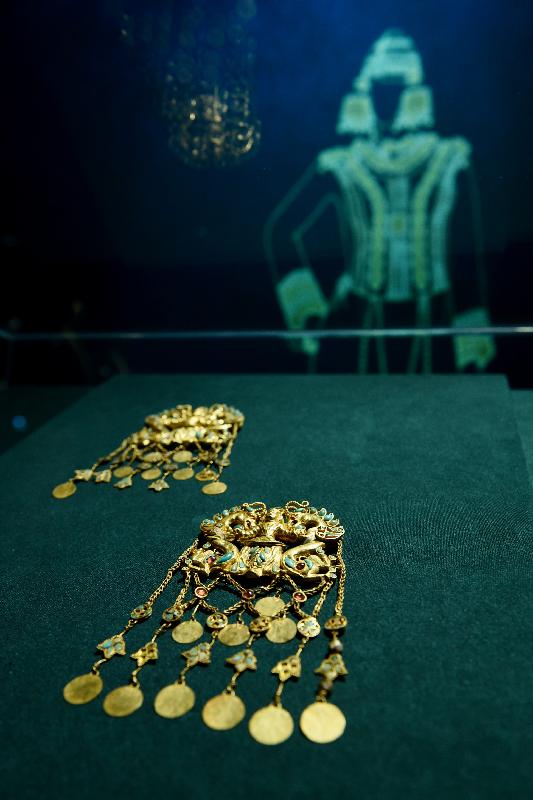「塵封璀璨──阿富汗古文物」展覽開幕典禮今日（十一月五日）在香港歷史博物館舉行。圖示蒂拉丘地出土的「君主與龍吊飾」（公元二十五年至五十年）。