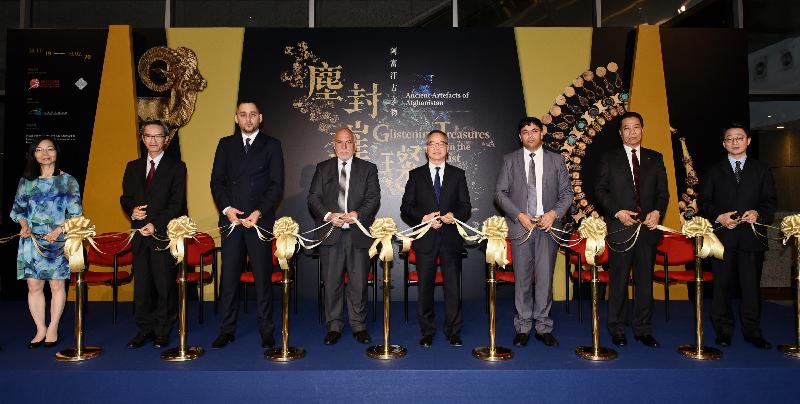 The opening ceremony for the exhibition "Glistening Treasures in the Dust —Ancient Artefacts of Afghanistan" was held today (November 5) at the Hong Kong Museum of History. Photo shows officiating guests (from left) the Museum Director of the Hong Kong Museum of History, Ms Belinda Wong; the Chairman of the Museum Advisory Committee, Mr Stanley Wong; the Political Counselor of the Embassy of Afghanistan in the People's Republic of China, Mr Sayed Husinpur; the Deputy Minister of the Ministry of Information and Culture of Afghanistan, Professor Mohammad Bawary; the Secretary for Home Affairs, Mr Lau Kong-wah; the Director of the National Museum of Afghanistan, Mr Mohammad Rahimi; the Director of Beijing Jianzhong Culture Communication Corporation Limited, Mr Chen Jianzhong; and the Director of Leisure and Cultural Services, Mr Vincent Liu at the event.