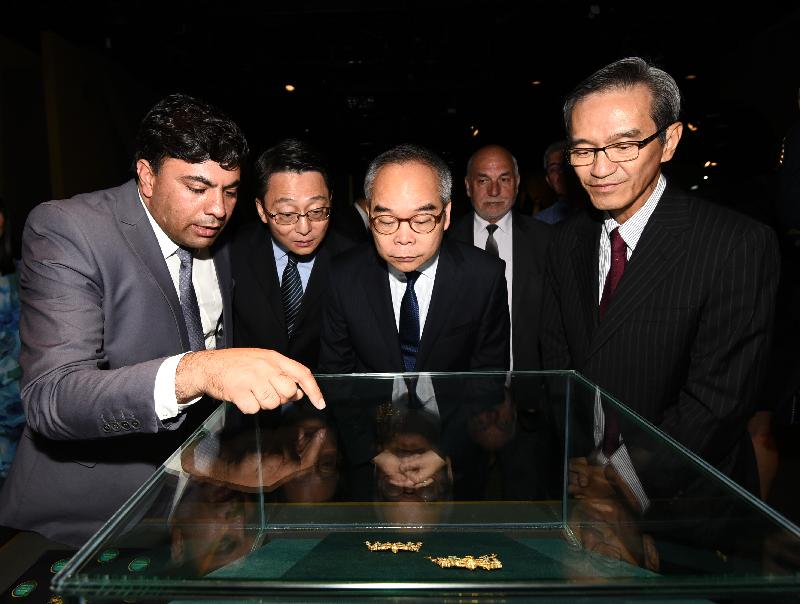 The opening ceremony for the exhibition "Glistening Treasures in the Dust —Ancient Artefacts of Afghanistan" was held today (November 5) at the Hong Kong Museum of History. Photo shows (front row, from left) the Director of the National Museum of Afghanistan, Mr Mohammad Rahimi, introducing exhibits to the Director of Leisure and Cultural Services, Mr Vincent Liu, the Secretary for Home Affairs, Mr Lau Kong-wah, and the Chairman of the Museum Advisory Committee, Mr Stanley Wong. The Deputy Minister of the Ministry of Information and Culture of Afghanistan, Professor Mohammad Bawary (back row), is also present.