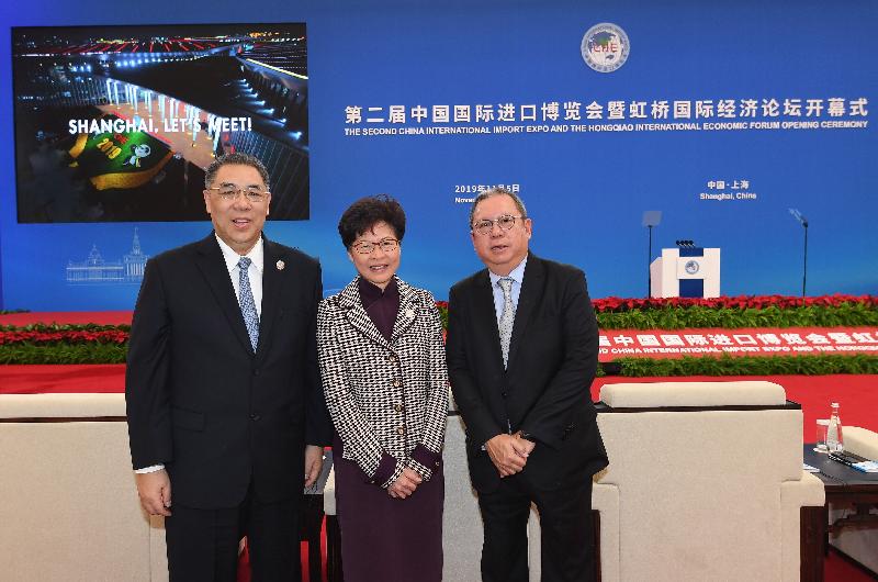 The Chief Executive, Mrs Carrie Lam, attended the opening ceremony of the second China International Import Expo and the Hongqiao International Economic Forum in Shanghai this morning (November 5). Photo shows Mrs Lam (centre); the Chief Executive of the Macao Special Administrative Region, Mr Chui Sai-on (left); and the Chairman of the Hong Kong Trade Development Council, Dr Peter Lam (right), at the ceremony.