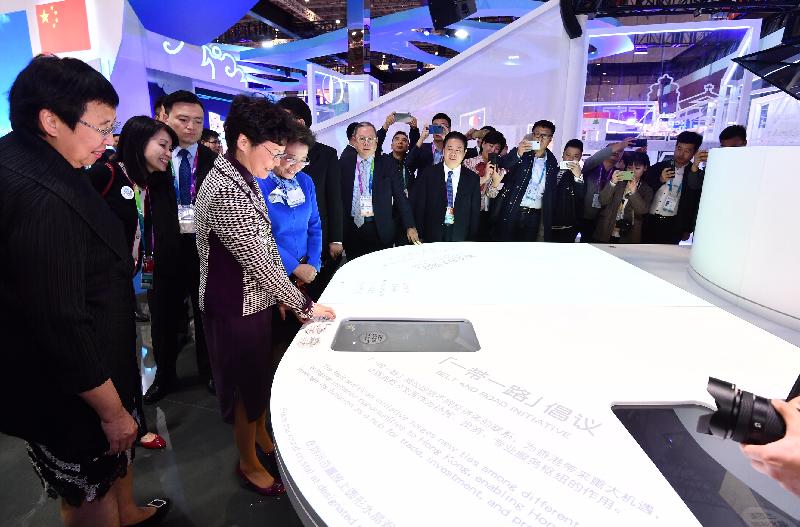 The Chief Executive, Mrs Carrie Lam, toured the China International Import Expo in Shanghai this afternoon (November 5). Photo shows Mrs Lam (fourth left); Deputy Director of the Liaison Office of the Central People's Government in the Hong Kong Special Administrative Region Ms Qiu Hong (fifth left); the Permanent Secretary for Commerce and Economic Development (Commerce, Industry and Tourism), Miss Eliza Lee (first left); the Chairman of the Hong Kong Trade Development Council, Dr Peter Lam (sixth left); and other guests viewing an interactive table at the Hong Kong Exhibition Area.