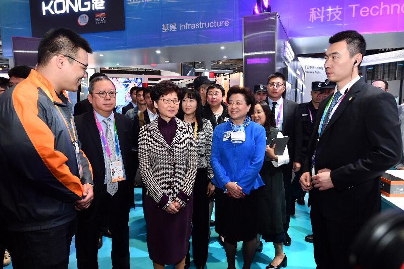 The Chief Executive, Mrs Carrie Lam, toured the China International Import Expo in Shanghai this afternoon (November 5). Photo shows Mrs Lam (third left); Deputy Director of the Liaison Office of the Central People's Government in the Hong Kong Special Administration Region Ms Qiu Hong (fourth left); the Chairman of the Hong Kong Trade Development Council, Dr Peter Lam (third left); and other guests touring the Hong Kong Enterprise and Business Exhibition.