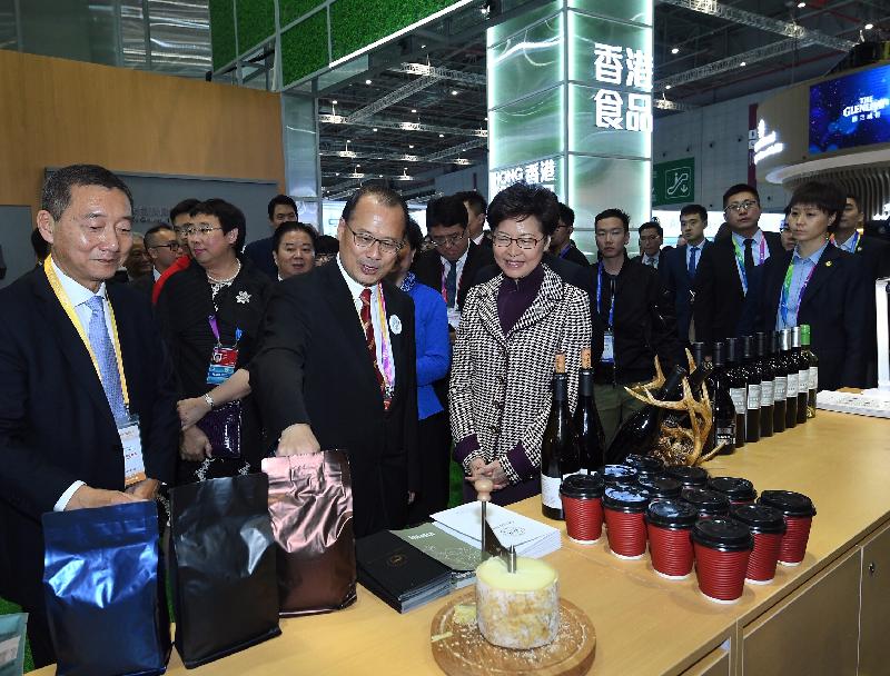 The Chief Executive, Mrs Carrie Lam, toured the China International Import Expo in Shanghai this afternoon (November 5). Photo shows Mrs Lam (front row, right); the Chairman of the Chinese General Chamber of Commerce, Hong Kong, Dr Jonathan Choi (front row, centre); and other guests touring the Hong Kong Enterprise and Business Exhibition.