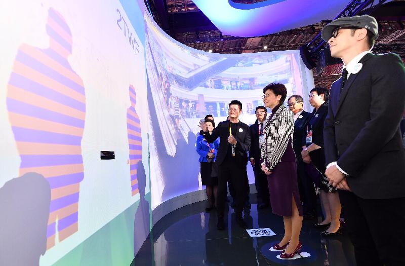 行政長官林鄭月娥今日（十一月五日）下午在上海參觀中國國際進口博覽會。圖示林鄭月娥（右四）在香港地區展示區觀看互動遊戲投影牆。