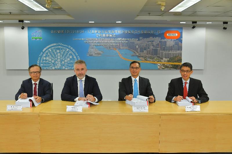The Director of Civil Engineering and Development, Mr Ricky Lau (second right), and the Project Manager of the East Development Office, Mr Michael Leung (first right), sign the contract for the Trunk Road T2 and Cha Kwo Ling Tunnel project with representatives of Bouygues Travaux Publics today (November 6).