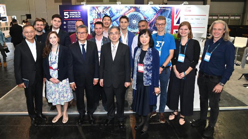 The Financial Secretary, Mr Paul Chan, attended the opening of Hong Kong Fintech Week 2019 this morning (November 6). Photo shows Mr Chan (front row, third left) and the Secretary for Financial Services and the Treasury, Mr James Lau (front row, second right), with other guests at the United Kingdom Pavilion at the exhibition.
