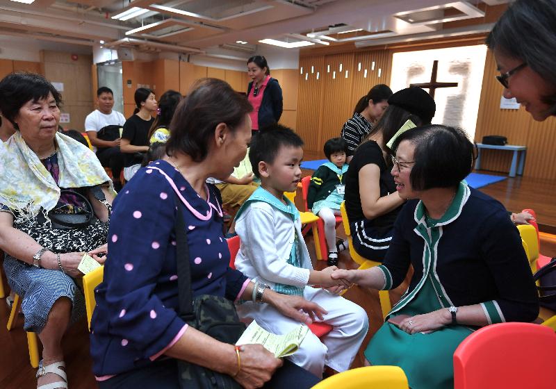 The Secretary for Food and Health, Professor Sophia Chan (first right), this afternoon (November 7) visited Fanling Baptist Church Lui Ming Choi Kindergarten in Fanling to observe the arrangements of outreach vaccination activities and chat with parents and children.