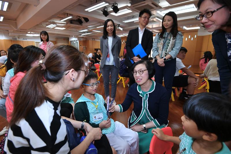 The Secretary for Food and Health, Professor Sophia Chan (front row, third left), this afternoon (November 7) visited Fanling Baptist Church Lui Ming Choi Kindergarten in Fanling to observe the arrangements of outreach vaccination activities and chat with parents and children.